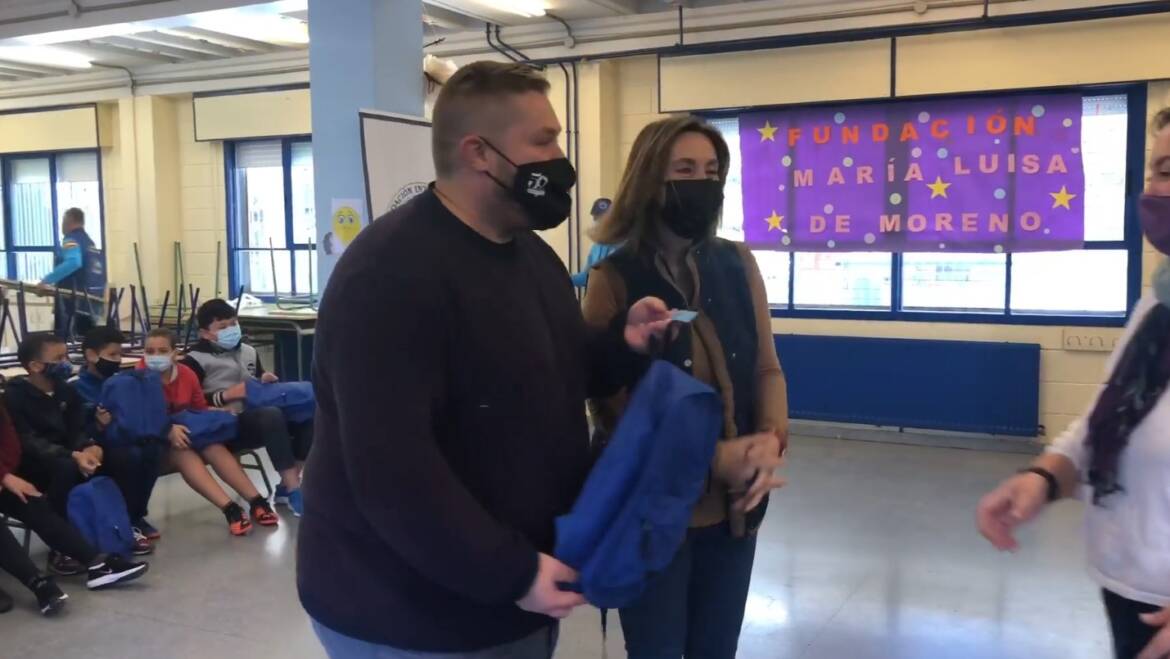 La Fundació Internacional María Luisa de Moreno dona calça i material escolar a 260 estudiants del col·legi Giner de los Ríos