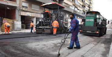 El Ayuntamiento retoma su plan de mejora de asfalto en la calle Antonio Machado y continuará en diferentes tramos en mal estado de El Pla