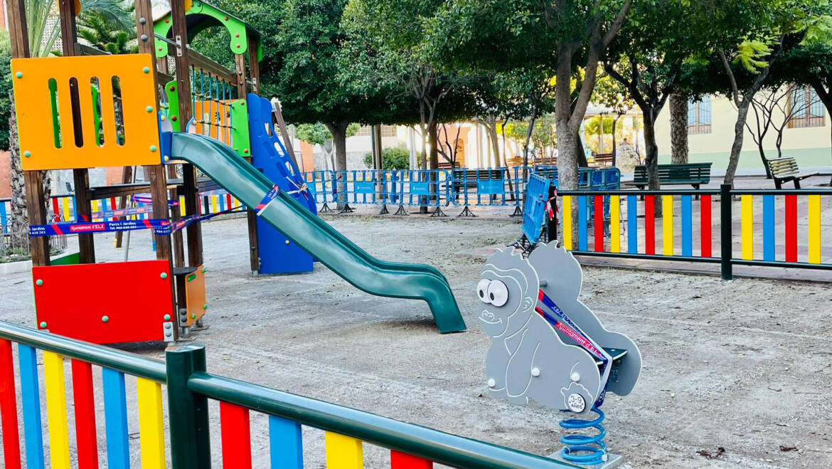 El Ayuntamiento sigue con su plan de modernización de los juegos infantiles actuando en la plaza Maestro Cutillas de Torrellano