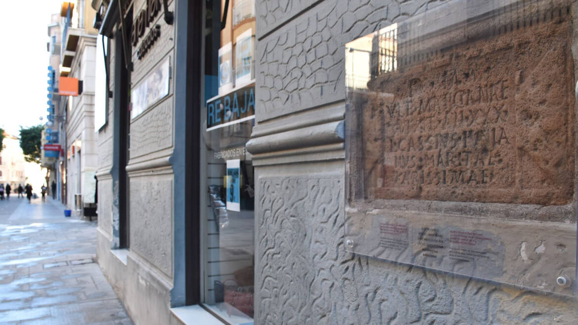Finaliza la restauración de las piezas arqueológicas integradas en la fachada del Ayuntamiento y la Corredora
