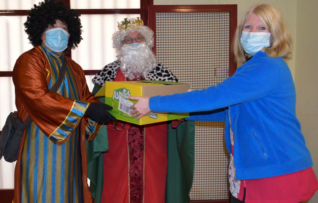 La Escuela Infantil Municipal Rosa Fernández recibe al rey Melchor a caballo