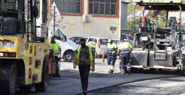 El Ayuntamiento de Elche continúa con su plan de mejora de asfaltado en las pedanías de Atzavares y El Derramador