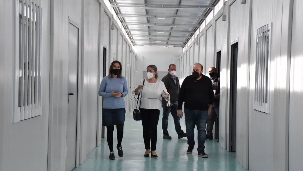 Finaliza la instalación de las aulas provisionales que albergarán a los alumnos del CEIP La Paz mientras se construye el nuevo colegio