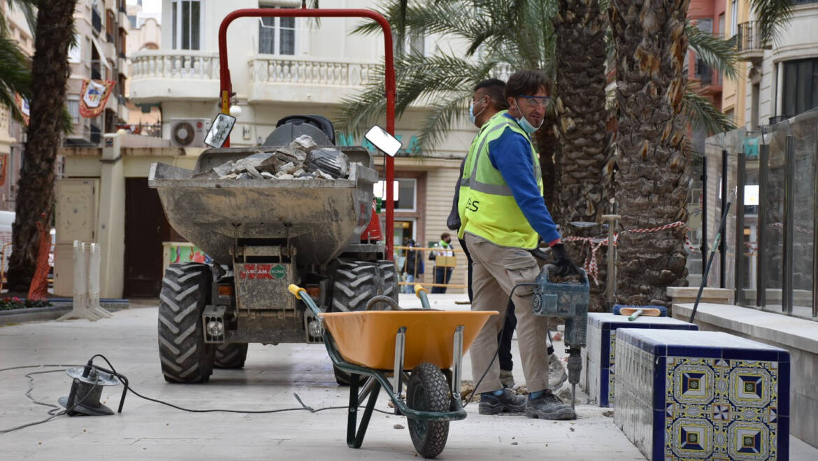 El Ayuntamiento mejora la iluminación en la Glorieta con la sustitución de las columnas y la colocación de luces led