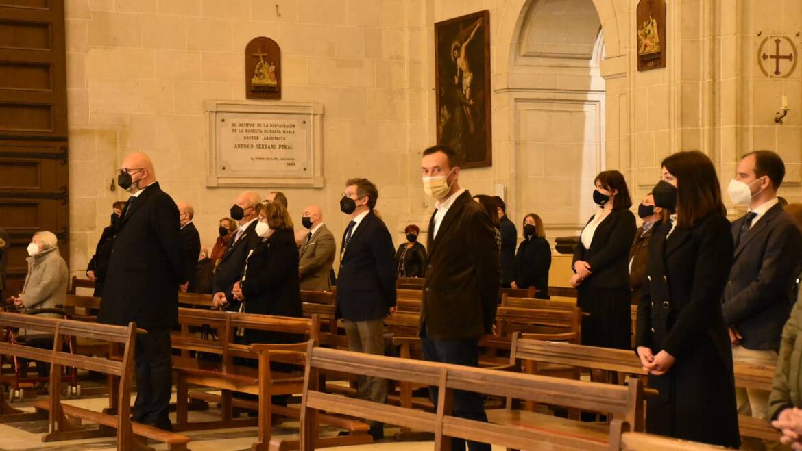 El alcalde y la concejala de Fiestas asisten a la eucaristía por los difuntos de la Semana Santa
