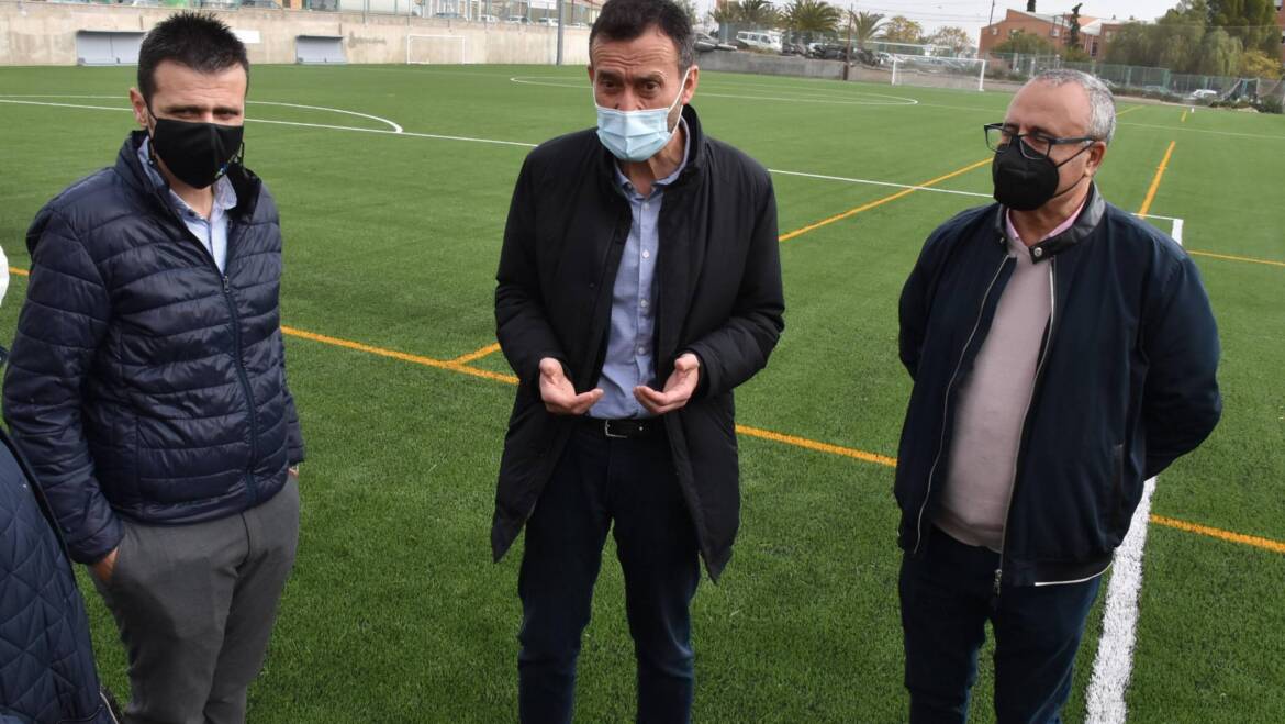 El Ayuntamiento finaliza las obras de sustitución del césped artificial en el campo de fútbol del Polideportivo de Carrús