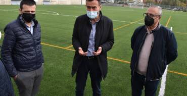 El Ayuntamiento finaliza las obras de sustitución del césped artificial en el campo de fútbol del Polideportivo de Carrús