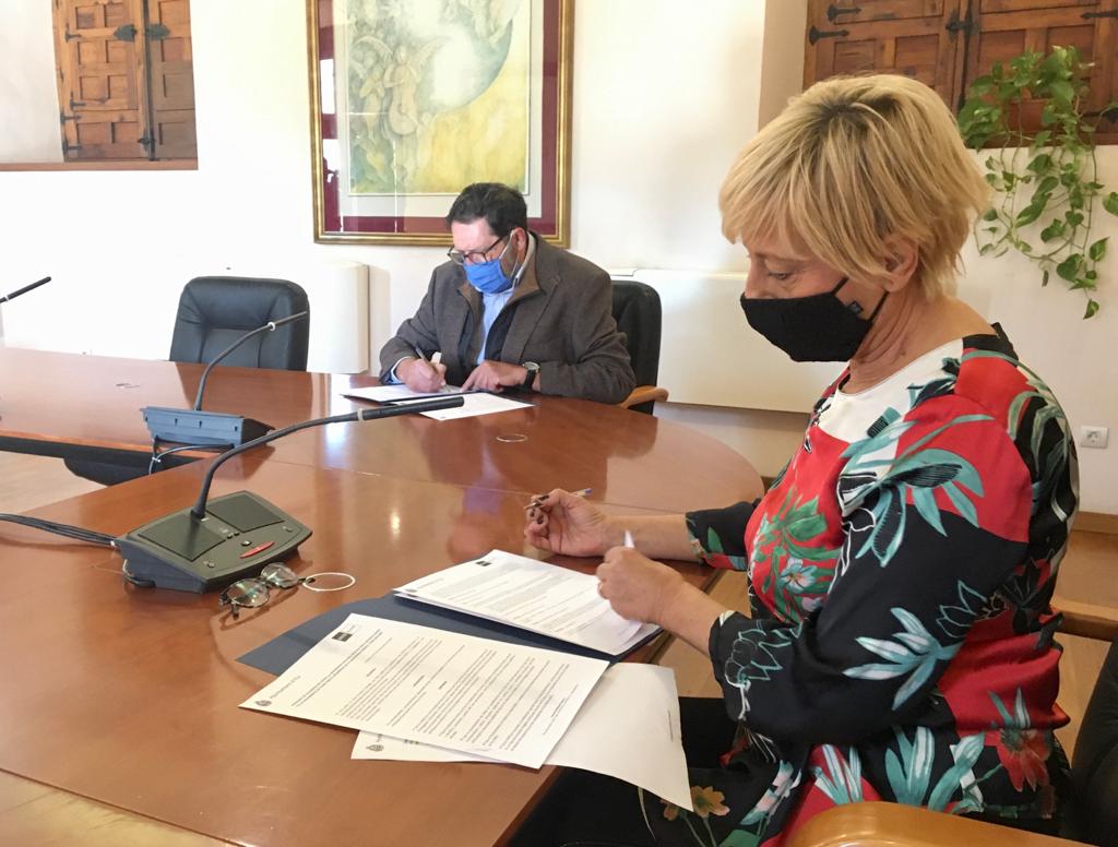 El Ayuntamiento y la UNED firman el convenio ‘Universidad Abierta’ para la formación de personas mayores de 55 años