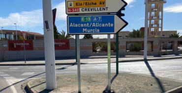 El Ayuntamiento instala la señalización informativa para facilitar el acceso a la estación del AVE en Matola