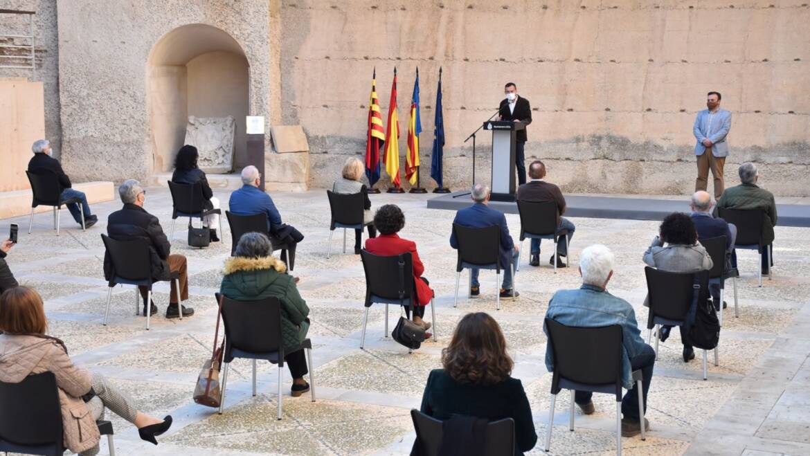 El Ayuntamiento reconoce la labor desempeñada de 19 funcionarios jubilados este año