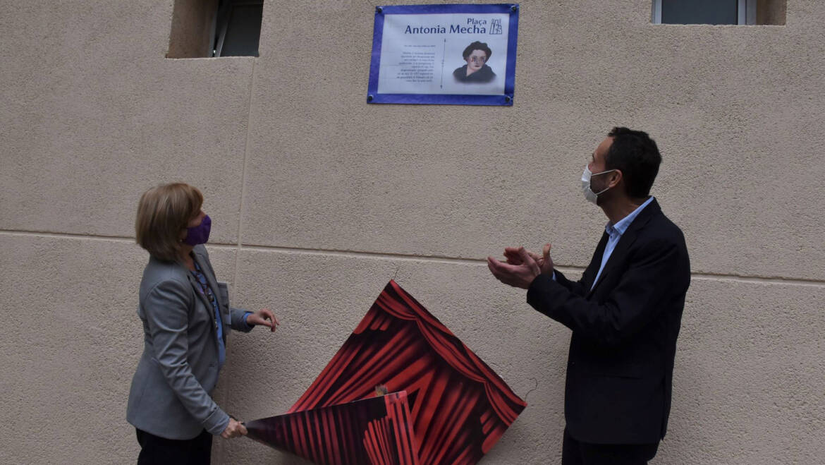 El Ayuntamiento de Elche apoya una iniciativa feminista en el instituto de Carrús