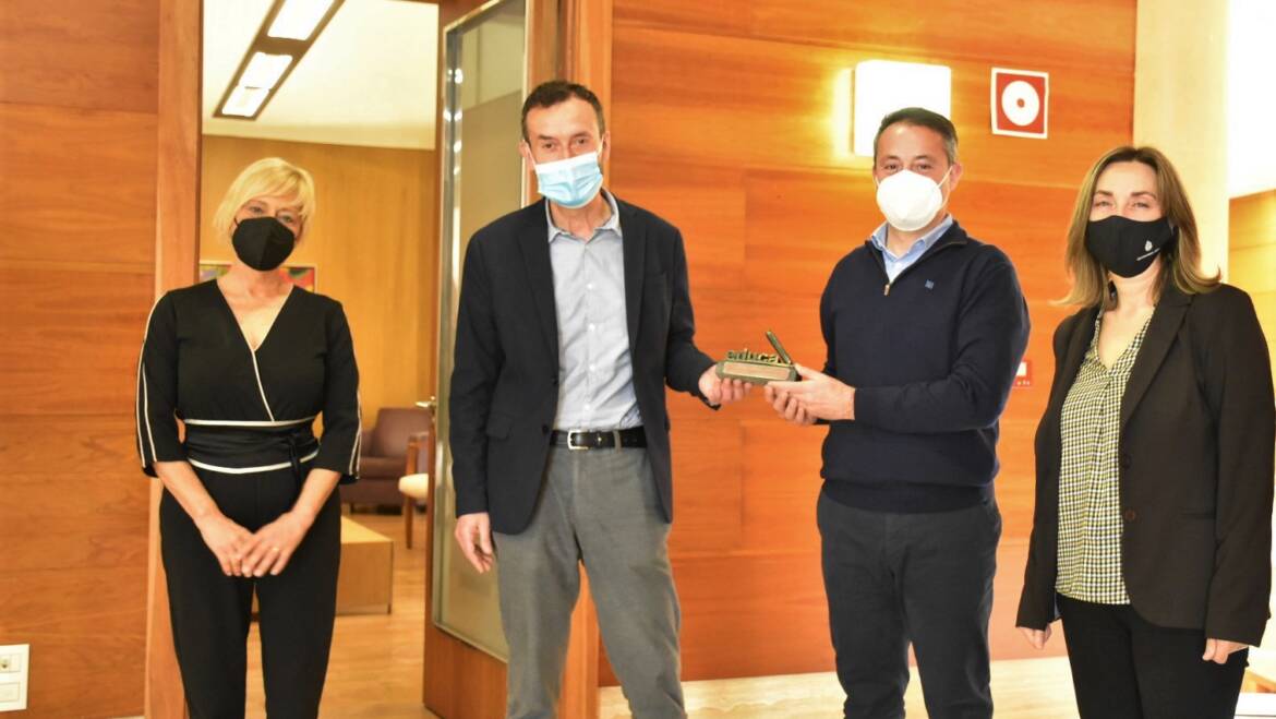 El Alcalde de Elche recibe a José Tomás Pastor, profesor finalista en los premios Mejor Docente de España 2020