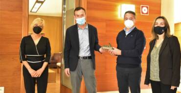 El Alcalde de Elche recibe a José Tomás Pastor, profesor finalista en los premios Mejor Docente de España 2020