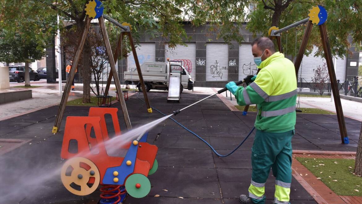 L’Ajuntament comença a reobrir els jocs infantils després de la seua neteja