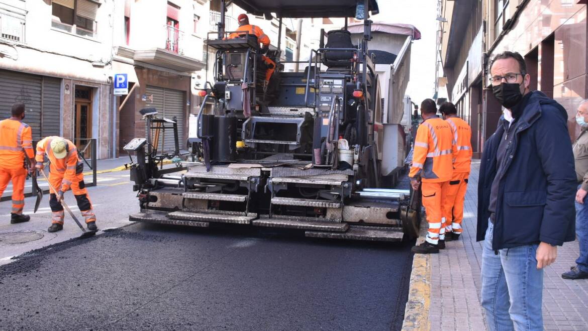 El Plan de Asfaltado del Ayuntamiento para mejorar la seguridad vial llega al centro del casco urbano
