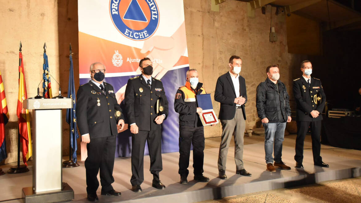 L’Ajuntament d’Elx ret homenatge als voluntaris de Protecció Civil amb un acte de reconeixement a la seua labor