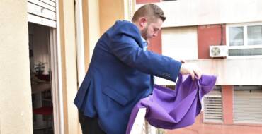 El Ayuntamiento invita a la ciudadanía en engalanar sus balcones de violeta con motivo del 8M