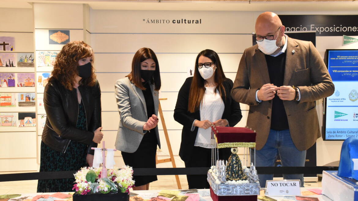 La concejala de Fiestas visita la exposición de dibujos y tronos en miniatura de la Semana Santa que desde hoy se puede contemplar en el Corte Inglés