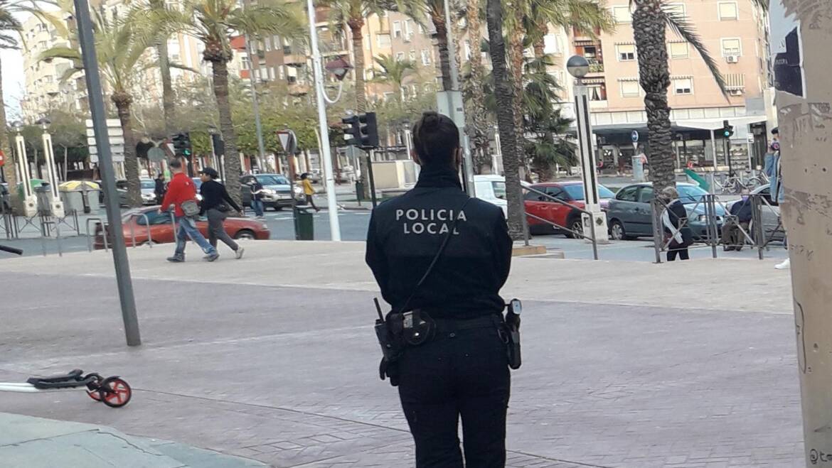 La Policía Local detiene a un hombre por insultar y amenazar a una mujer mientras paseaba por la Ciudad Deportiva