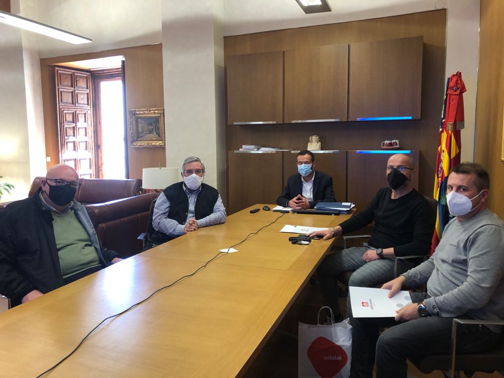 El Centro de Formación Profesional de Salesianos dedica un monumento de la Dama Elche a la ciudad para conmemorar el 50 aniversario de su fundación