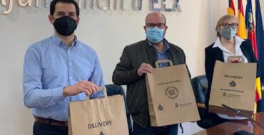 Comercio colabora con la Plataforma de Hostelería Ilicitana en la distribución de 15.000 bolsas ecológicas para el reparto de comida a domicilio