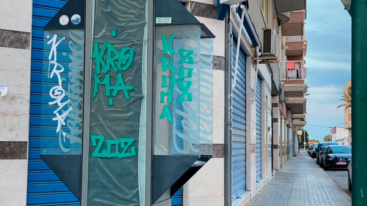 La Policía Local identifica a dos hombres como autores de pintadas y actos vandálicos en La Hoya