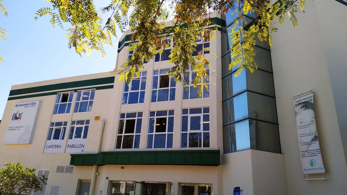 El Ayuntamiento de Elche inicia las obras de sustitución del parquet del Esperanza Lag para renovar la imagen del pabellón