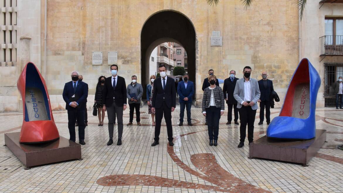 Los principales municipios productores de calzado de España suscriben por unanimidad en Elche una declaración en la que reclaman más apoyo al sector