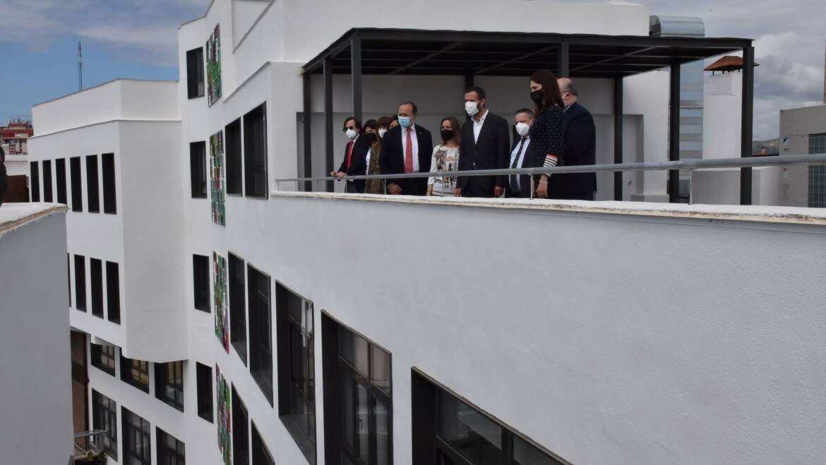 Carlos González: “La remodelación de las instalaciones del CEU-Cardenal Herrera influyen en la modernización del centro histórico y comercial de Elche”