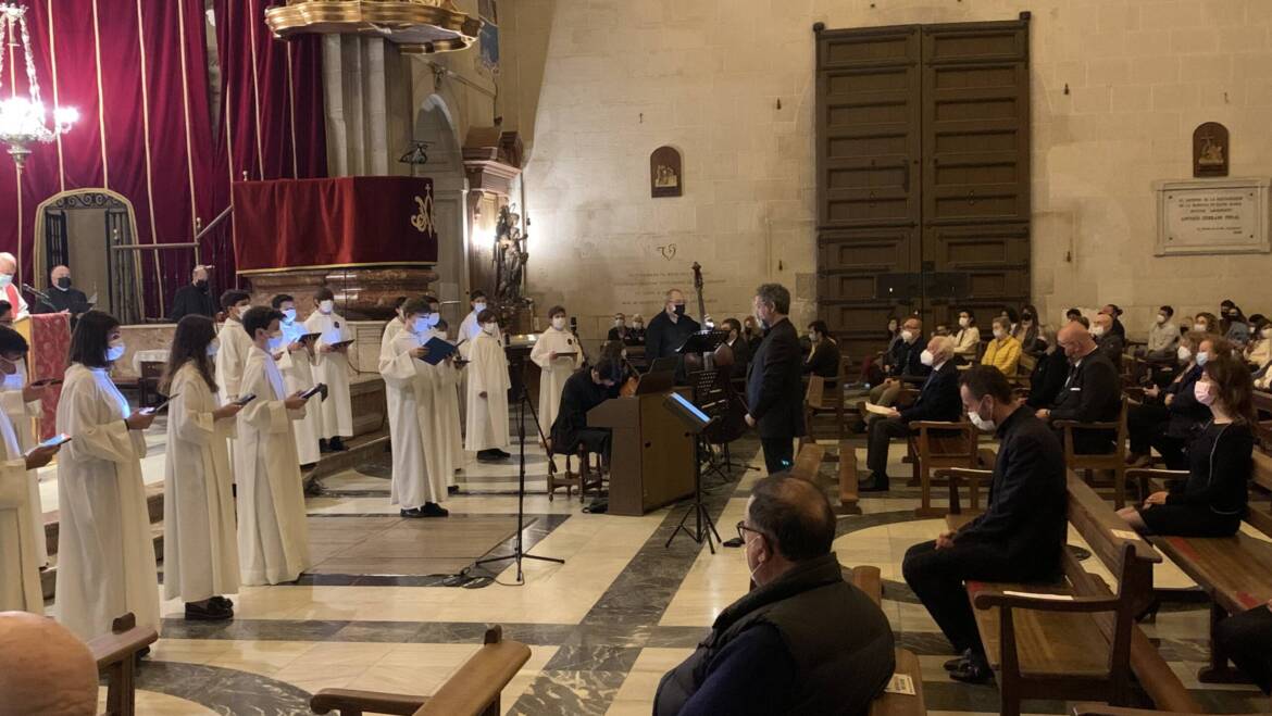 El alcalde asiste al concierto de Semana Santa de la Capella y la Escolanía del Misteri