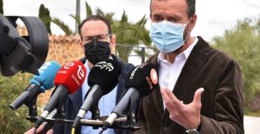 El Plan de Asfaltado llega al Camino Viejo de Alicante para mejorar la seguridad de un vial por el que transitan 8.000 vehículos al día