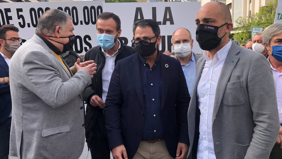 El alcalde de Elche hace un llamamiento al diálogo y a evitar la lucha de partidos en la concentración de Alicante contra los recortes del Trasvase Tajo-Segura