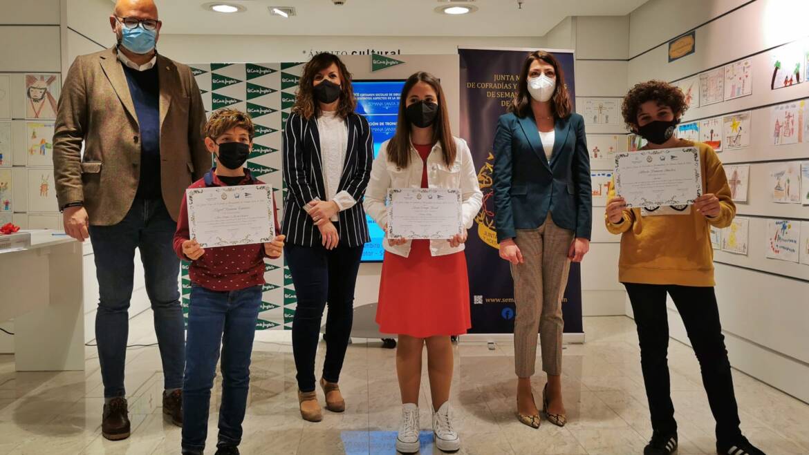 La concejala de Fiestas entrega los premios de los concursos infantiles de la Semana Santa ilicitana