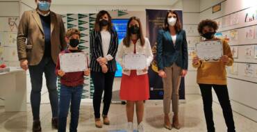 La concejala de Fiestas entrega los premios de los concursos infantiles de la Semana Santa ilicitana