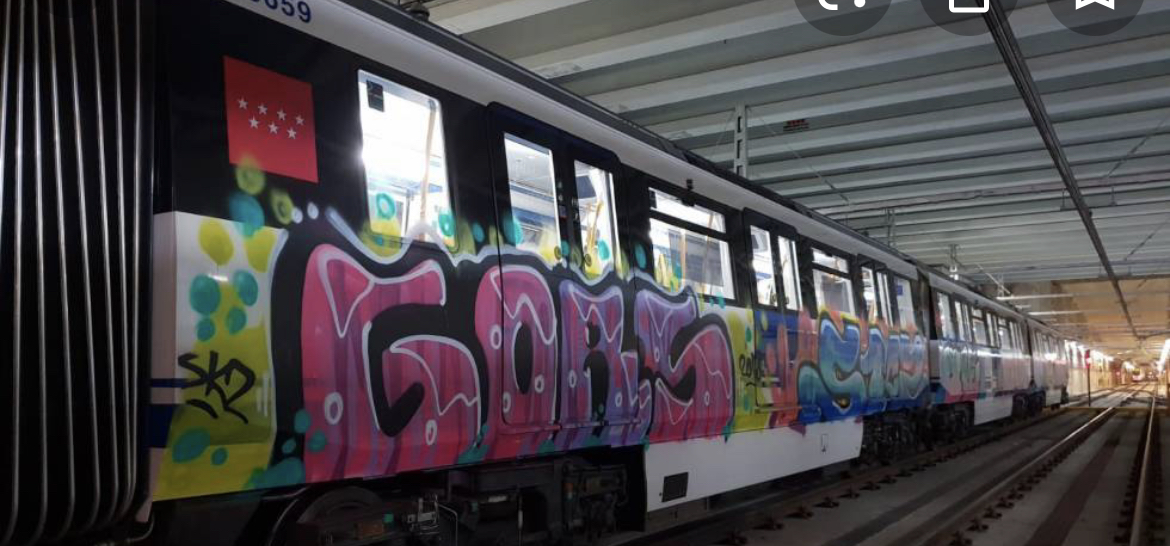 Cinc grafiters detinguts per causar danys en mig quilòmetre de vagons de Renfe