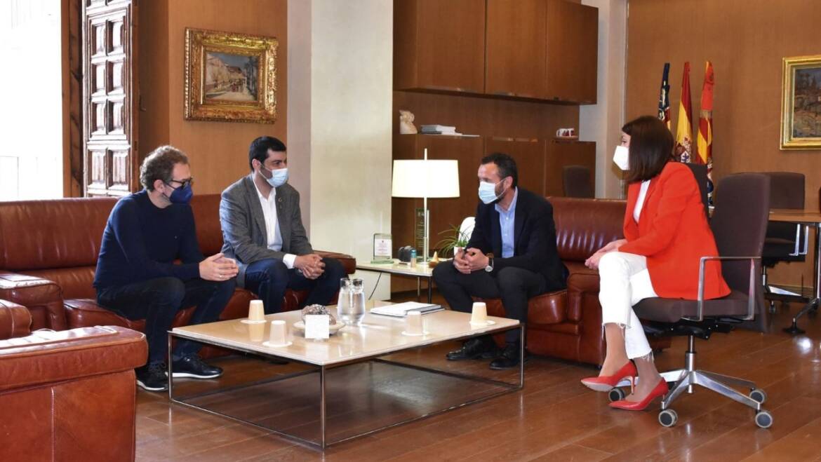 L’alcalde d’Elx i la regidora de Cooperació reben el president del ‘Fons Valencià per la Solidaritat’