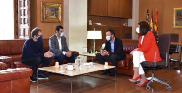 El alcalde de Elche y la concejala de Cooperación reciben al presidente del ‘Fons Valencià per la Solidaritat’