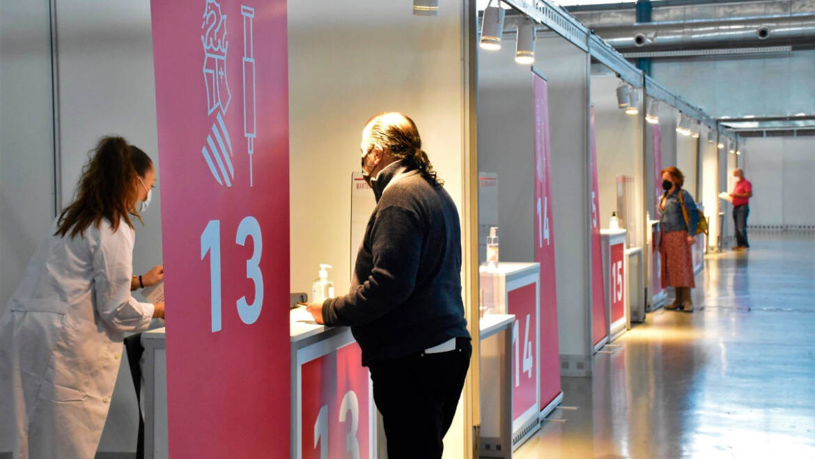 Sanidad vacunará esta semana a otras 8.000 personas en IFA y el autobús gratuito para acceder al recinto estrena parada en Torrellano