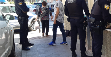 La Policía Local de Elche detiene a un hombre por lesionar al responsable de un estanco tras intentar robar en el establecimiento