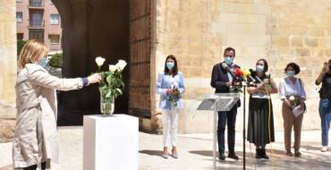 L’Ajuntament ret homenatge als professionals sanitaris amb un minut de silenci i una ofrena floral per a commemorar el Dia Internacional de la Infermeria
