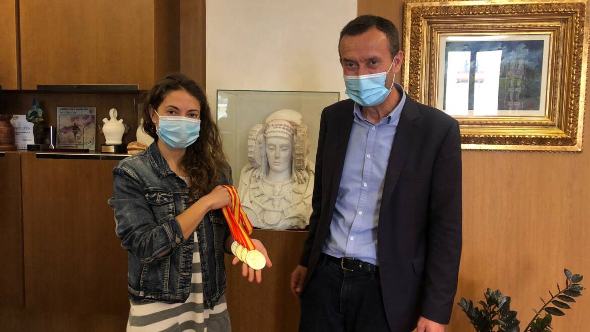 El alcalde recibe a Isabel Sánchez-Arán, ganadora en el campeonato de España de ‘APNEA indoor’ de este año en Pontevedra