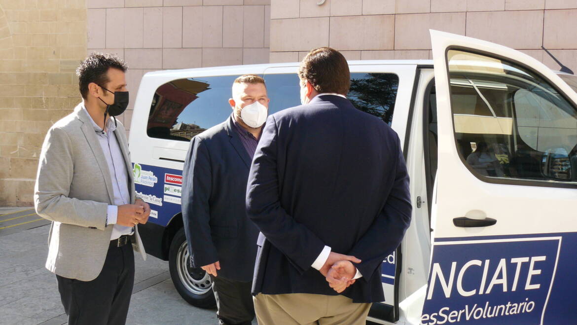 Derechos Sociales y la asociación benéfica Conciénciate presentan un nuevo vehículo para reforzar el Dispositivo de Emergencia Alimentaria