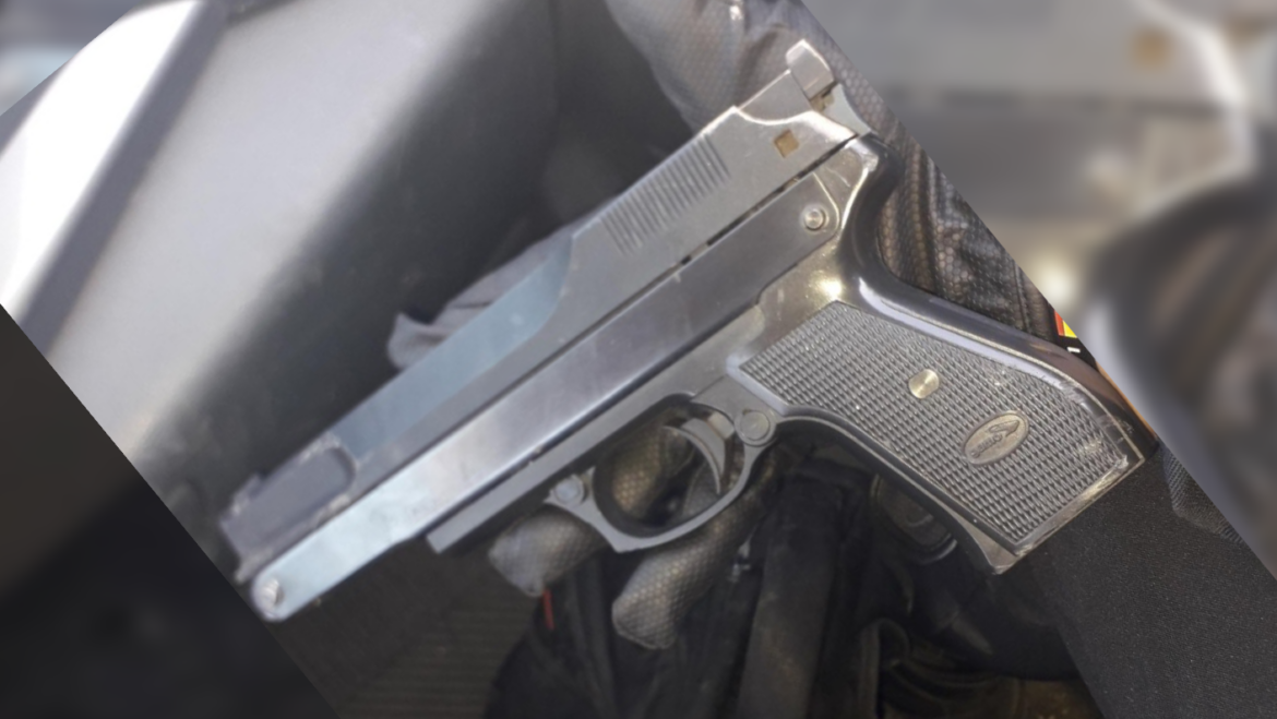 La Policía Local de Elche detiene a un hombre de 51 años por amenazar con un arma de fuego a empleados de un establecimiento