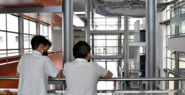 Una réplica del cielo de la Festa pintada por alumnos de bachillerato artístico preside el vestíbulo del IES Misteri d’Elx