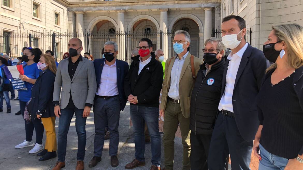 El alcalde de Elche se une a la manifestación de regantes en Madrid y reclama al Gobierno diálogo y que frene los recortes del Trasvase Tajo-Segura