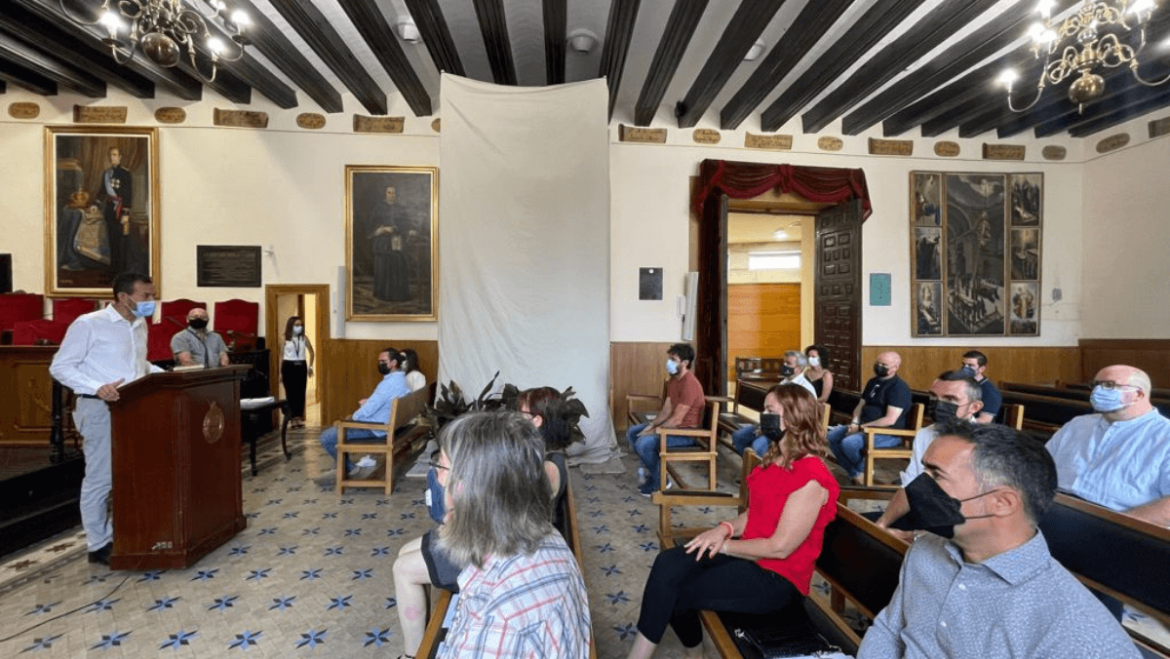 El Salón de Plenos del Ayuntamiento de Elche acoge la toma de posesión de 10 nuevos funcionarios