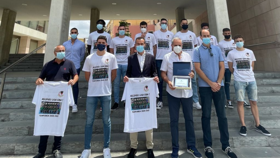 El alcalde felicita al Club Baloncesto Ilicitano ‘Caja Rural Central’ por haber conseguido que Elche cuente por primera vez con un equipo en la Liga EB