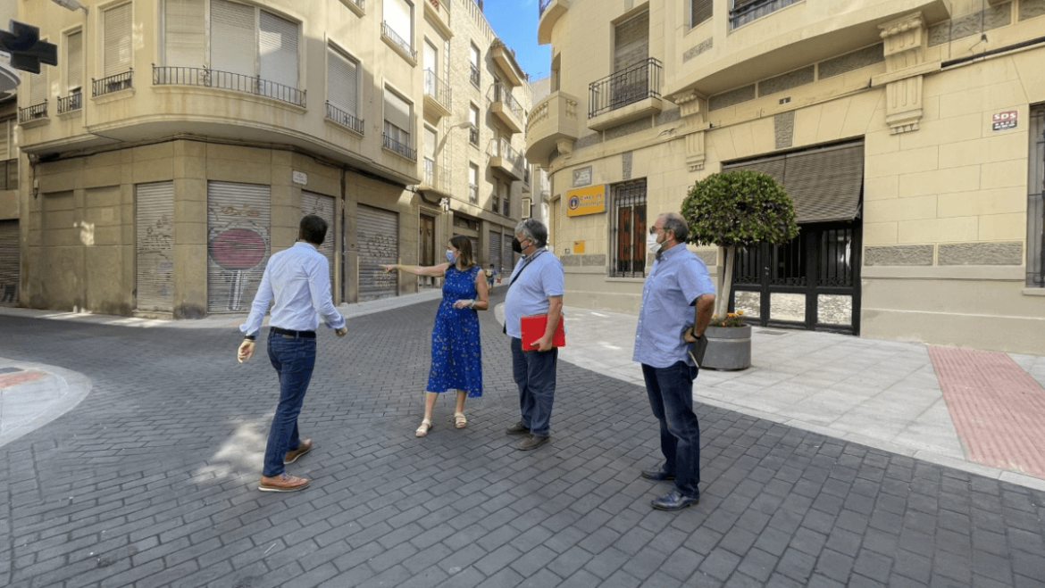 El Ayuntamiento de Elche finaliza la creación de plataformas únicas para dar prioridad a los peatones en el casco urbano