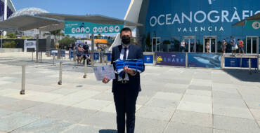 El regidor de Turisme recull a València les cinc banderes blaves que onejaran aquest estiu a les platges d’Elx