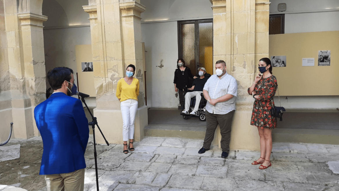 Elche conmemora el Día Mundial contra la ELA con la lectura de un manifiesto, la inauguración de una exposición fotográfica y la proyección de un documental